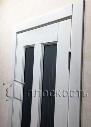 На картинке установленная мастером ПЛОСКОСТЬ сосновая с брашировкой межкомнатная дверь производства ОКА в Кировсе.