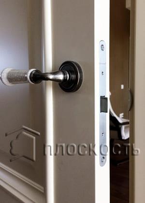 Врезка, фрезеровка магнитного замка и установка ручки в крашенные МДФ двери от производителя ГАРАНТ в СПб.