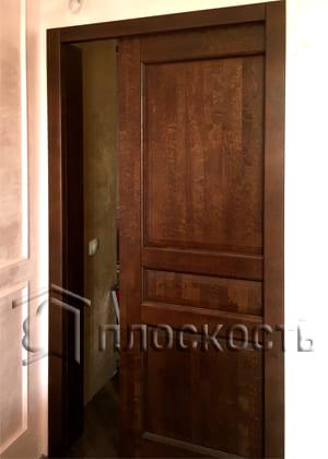 Раздвижная деревянная дверь скрытого типа с буферной лентой по периметру.