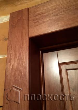 Установка широких специальных дверных наличников из ольхи в деревянном доме из бревна