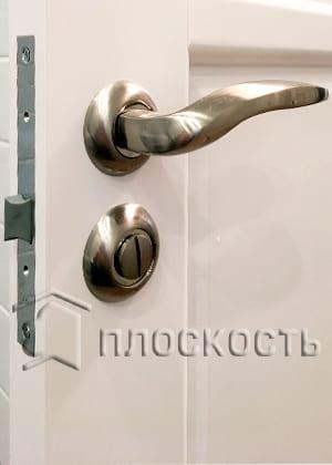 Установка классических белых межкомнатных дверей из массива сосны на Петроградске СПб