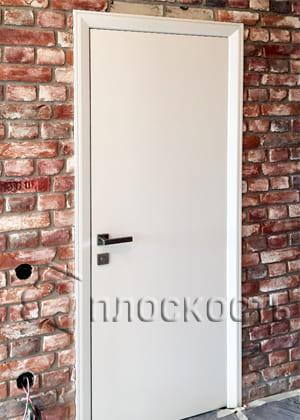Установка гладких белых межкомнатных дверей в СПб