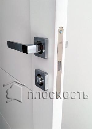 Врезка фрезером магнитного межкомнатного замка в двери из массива ЭКСТРАВУД в СПб.