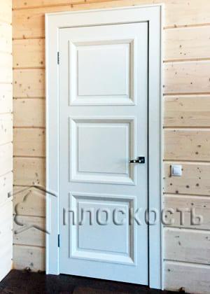 Установка классических белых межкомнатных дверей из МДФ в деревянном доме в Отрадное