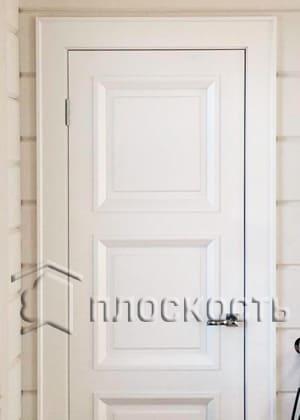 Скрытый монтаж белых дверей межкомнатных в деревянном доме из бруса в Отрадное