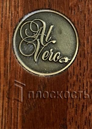 Фирменный металлический оттиск логотипа дверей Альверо (Alvero).