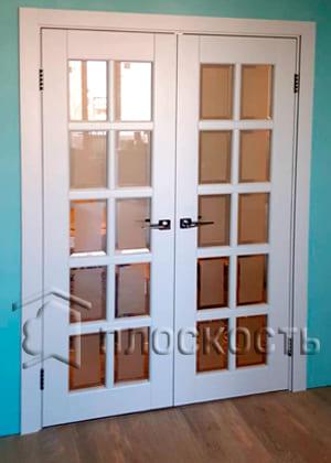 Установка двустворчатой белой межкомнатной двери из массива сосны от производителя БЕРЕСТ в Сертолово.