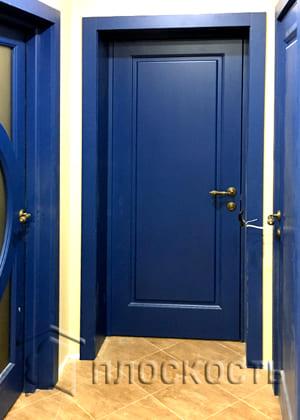 Монтаж синих межкомнатных дверей от производителя ГАРАНТ в Кудрово, в Невском районе СПб около метро Дыбенко.