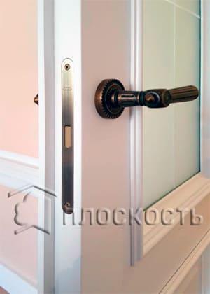 Врезка фрезером и установка магнитных замков в межкомнатные двери Гарант в СПб