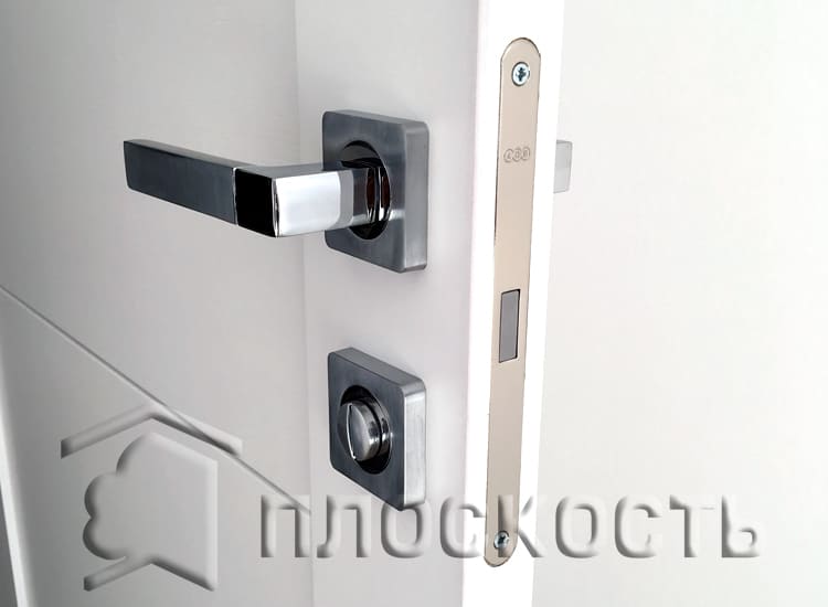 Врезка магнитного замка AGB в белые крашенные двери от производителя ЭКСТРАВУД