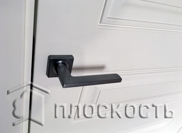 Монтаж межкомнатной ручки на двери ФИНЕЗА ПУЕРТА в городе Выборг.
