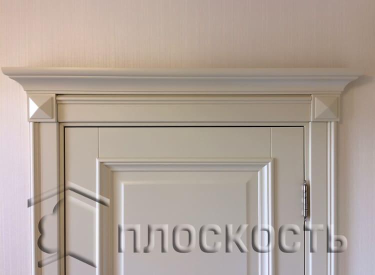 Установка наличников с розетками и капители на белые, крашенные межкомнатные двери из МДФ.