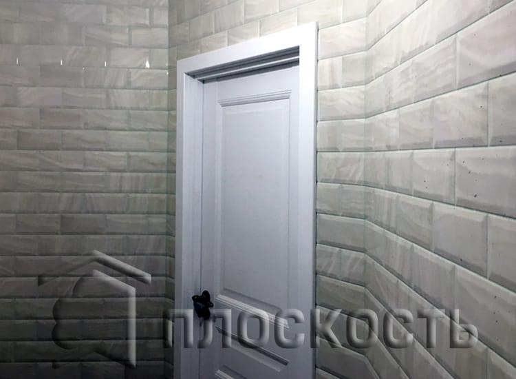 Установка белой межкомнатной двери от производителя ПрофильДорс в Питере от поставшика Леруа Мерлен.