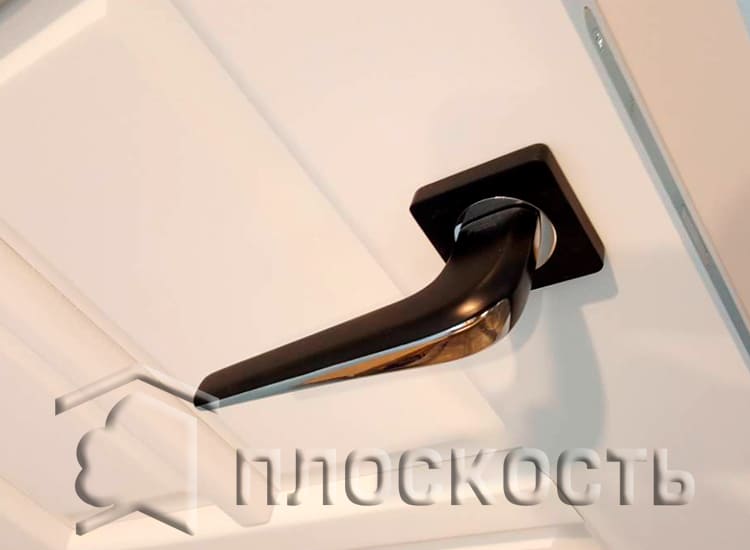 Врезка магнитного замка фрезером и установка современной чёрной ручки на сосновые двери из массива от производителя в СПб.